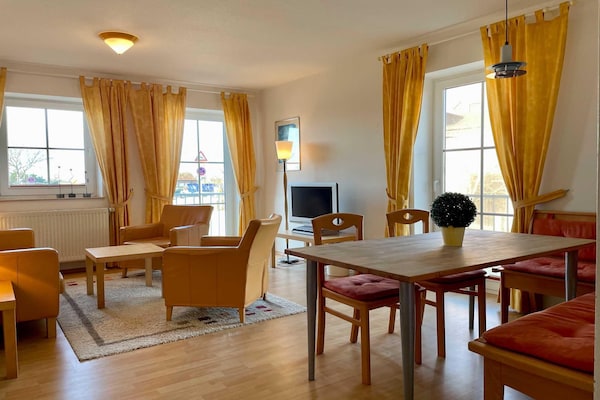Rustiek appartement met havenzicht in Orth, 5 km van strand - thumbnail 2