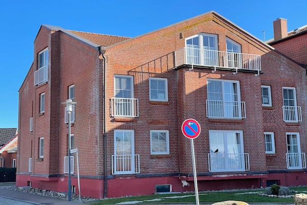 Rustiek appartement met havenzicht in Orth, 5 km van strand - thumbnail 1