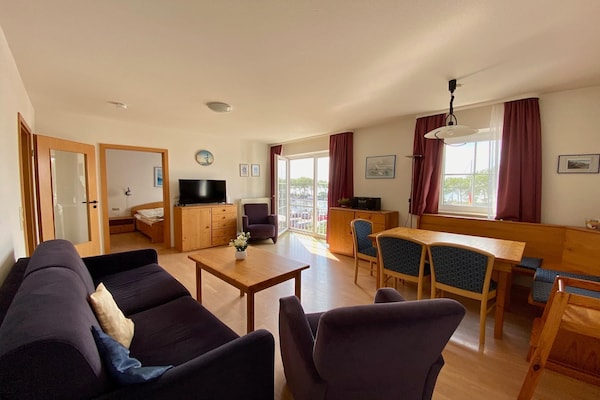Aan zee: Licht appartement met uitzicht op jachthaven Orth - thumbnail 2