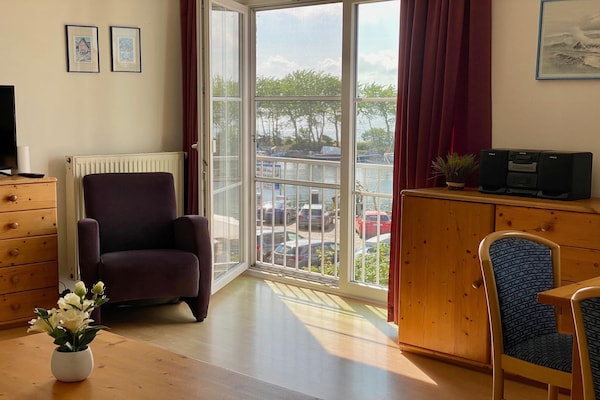 Aan zee: Licht appartement met uitzicht op jachthaven Orth - thumbnail 4