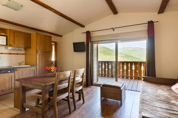 Ruim appartement voor 8 op de bergflank in Saint-Lary-Soulan met zwembad - thumbnail 1