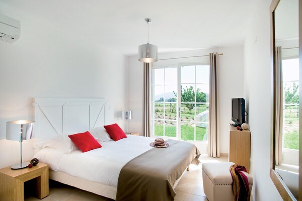 Villa met privézwembad en weids uitzicht voor 10 personen in Saint-Saturnin-lès-Apt - thumbnail 3