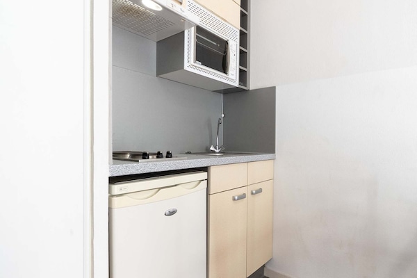 Licht appartement met balkon en bergzicht in Grasse, op 500m van centrum - thumbnail 4