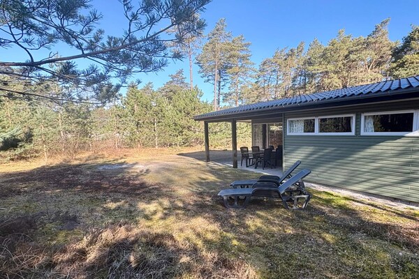 Vrijstaand vakantiehuis aan de golfbaan bij Aakirkeby, 250m van strand - thumbnail 1