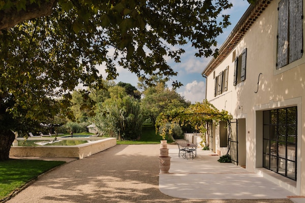 Authentieke Provençaalse Mas met 6 suites op 15 hectare privéterrein - thumbnail 1