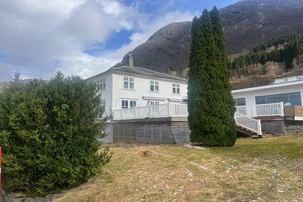 Ruim vakantiehuis voor 12 personen met fjordzicht, jacuzzi en skilift op 100m - thumbnail 2