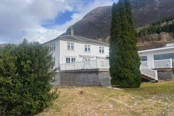 Ruim vakantiehuis voor 12 personen met fjordzicht, jacuzzi en skilift op 100m - thumbnail 4