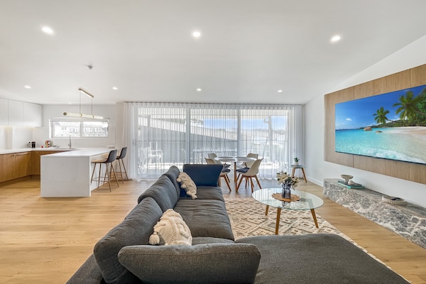 Ruim appartement met waterzicht in het hart van Batemans Bay - thumbnail 1