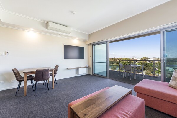 Modern appartement in Mandurah met uitzicht en bubbelbad - thumbnail 4