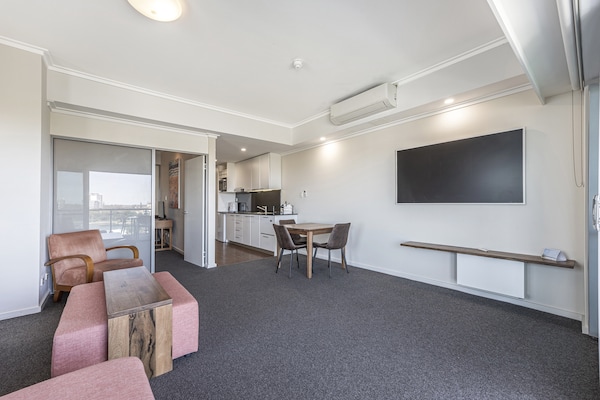 Modern appartement in Mandurah met uitzicht en bubbelbad - thumbnail 6