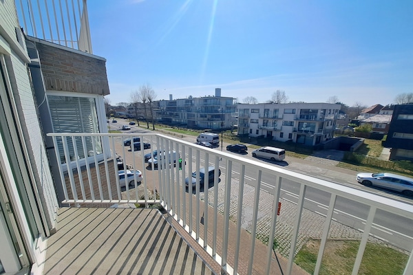 Licht appartement met 2 terrassen, tussen strand en centrum van Oostduinkerke - thumbnail 5