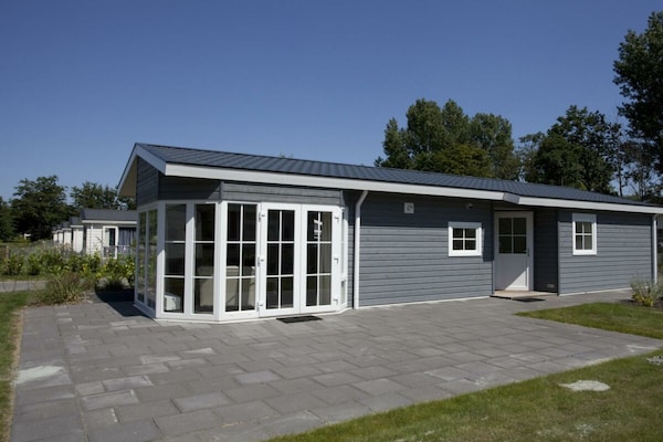 Vrijstaand chalet voor 4 in Velsen-Zuid met terras en parkeerplek - thumbnail 2