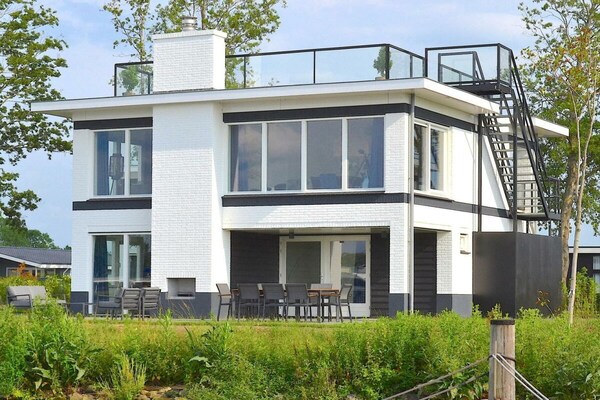 Villa Meerzicht 8: Moderne waterwoning met dakterras in Nijkerk - thumbnail 1