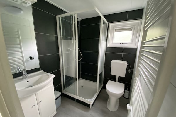 Vrijstaand chalet met sauna aan de rand van Dordrecht - thumbnail 6