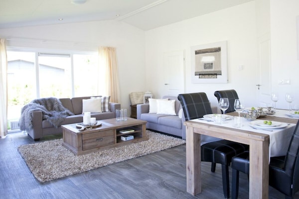 Vrijstaand chalet voor 4 in Velsen-Zuid met groot terras en WiFi - thumbnail 2
