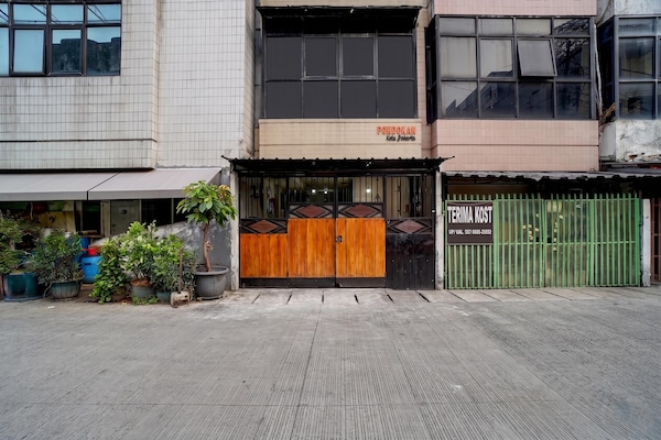 Cozy Standard Double Near Rs Husada - Jakarta