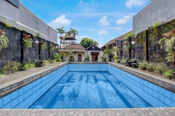 Stylish Deluxe Double Near Kampung Batik - Surakarta
