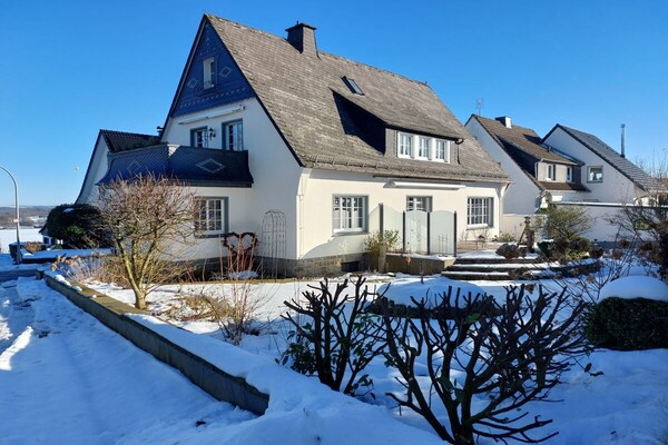 Rustig vakantiehuis in Warstein met privéterras en moderne inrichting - thumbnail 2