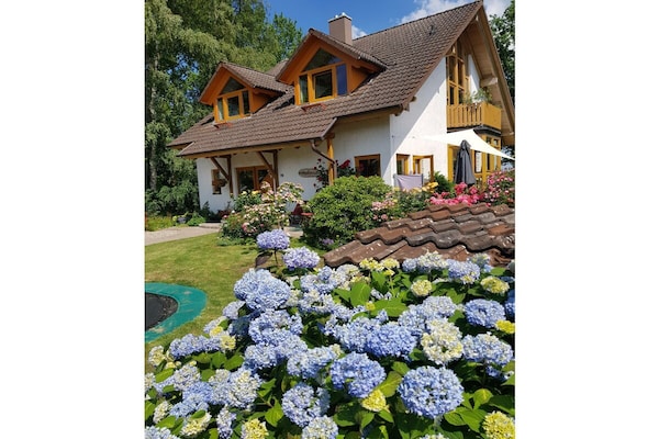 Ruim vakantiehuis met 3 suites direct aan de Kellersee in Malente - thumbnail 2