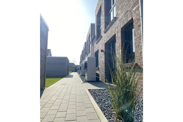 Modern vakantiehuis met buitensauna op 300 meter van het centrum van Carolinensiel - thumbnail 2