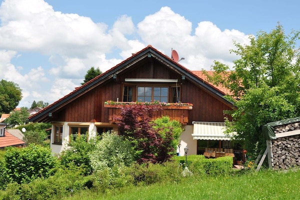 Romantisch vakantiehuis met balkon & bergzicht nabij skilift in Simmerberg - thumbnail 1