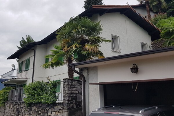 Vakantiehuis met panoramisch uitzicht op Lago Maggiore in Maccagno - thumbnail 3