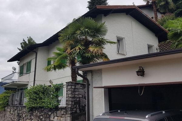 Vakantiehuis met panoramisch uitzicht op Lago Maggiore in Maccagno - thumbnail 1