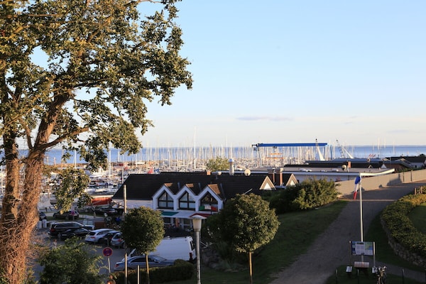 Licht appartement met panoramisch zeezicht op de jachthaven van Grömitz - thumbnail 3