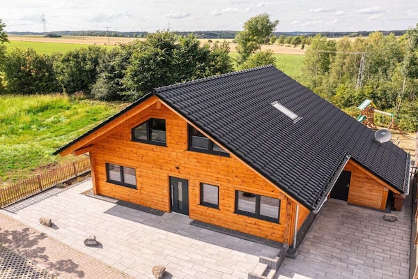 Ruim blokhut in de Eifel met barbecuehut, tuin en rolstoelvriendelijk - thumbnail 2