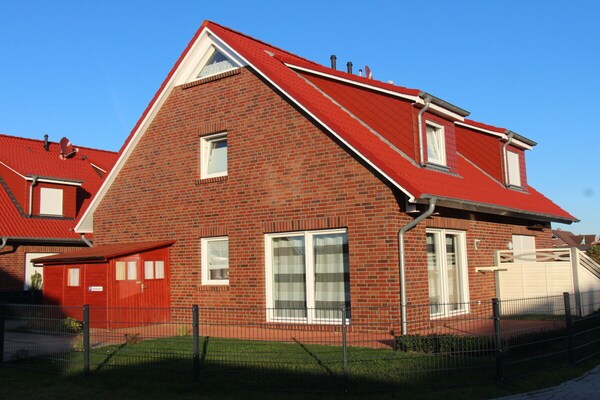 Licht 4-sterren vakantiehuis met terras op 200m van de haven in Carolinensiel - thumbnail 1