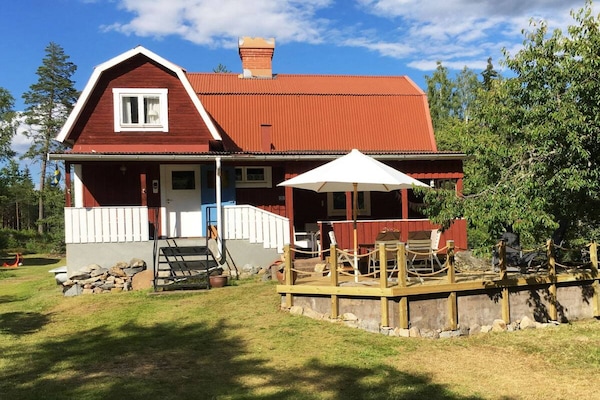 Authentiek rood vakantiehuis voor 10 personen in de natuur van Småland - thumbnail 1