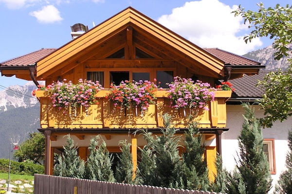Zonnig vakantiehuis met gletsjerzicht in het hart van Neustift im Stubaital - thumbnail 1