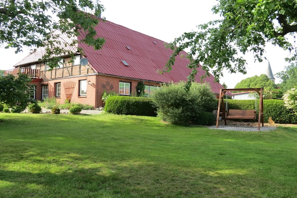 230 jaar oude sfeervolle boerderij in het glooiende Holstein, 200m van centrum - thumbnail 3