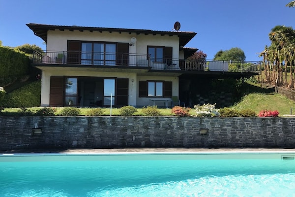 6-persoons vakantiehuis in Porto Valtravaglia met zwembad - thumbnail 1