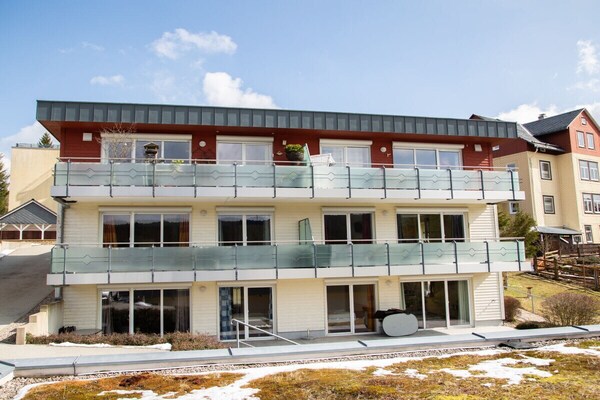 Licht vakantiehuis met uitzicht op het Thüringer Woud, 400m van centrum Oberhof - thumbnail 1