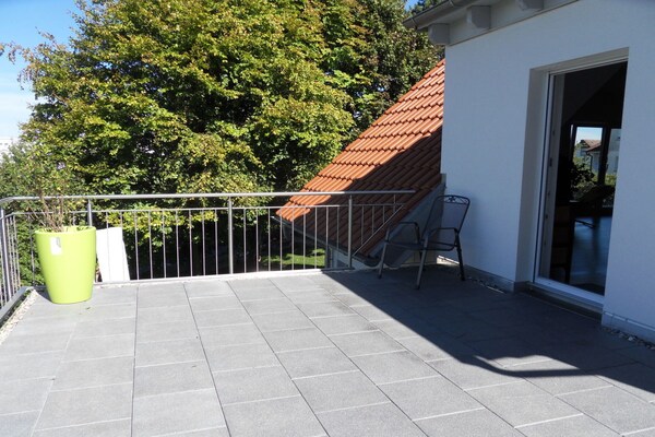 Licht studio-appartement met balkon op 6 km van het centrum van Tübingen - thumbnail 2