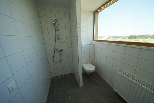 Luxe villa in Cadzand voor 10 personen met 5 en-suite badkamers - thumbnail 4