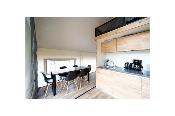 6-persoons glampingtent met veranda en uitzicht in Mol - thumbnail 2