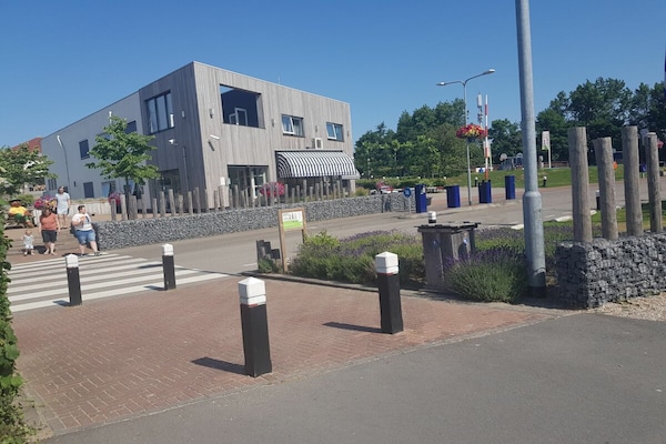 Zonnig vakantiehuis met grote tuin bij het Grevelingenmeer in Brouwershaven - thumbnail 3