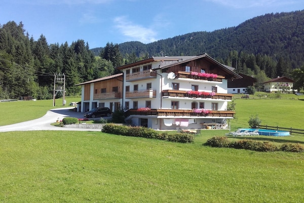 Licht vakantiehuis met balkon en uitzicht in Abtenau - thumbnail 4