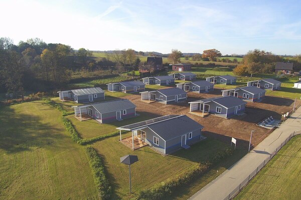 Modern vakantiehuis vlakbij de Wittensee met terras en meerzicht - thumbnail 1