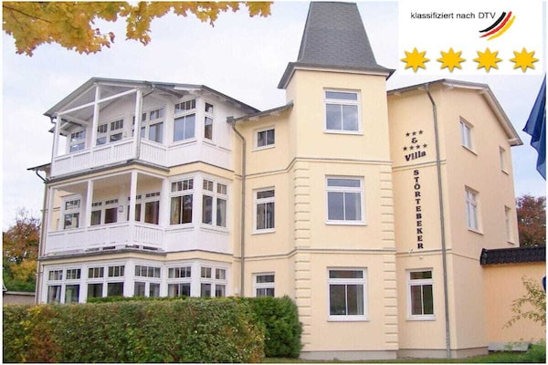 Vrijstaand 4-sterren vakantiehuis met ommuurde tuin, nabij strand Göhren - thumbnail 1