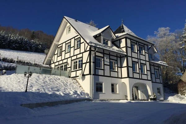 Luxe 20-persoons vakantiehuis met wellness in Olsberg, Sauerland - thumbnail 1