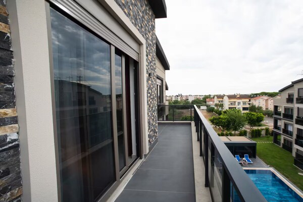 Ruime duplex voor 8 personen met balkon, vlakbij centrum van Antalya - thumbnail 3