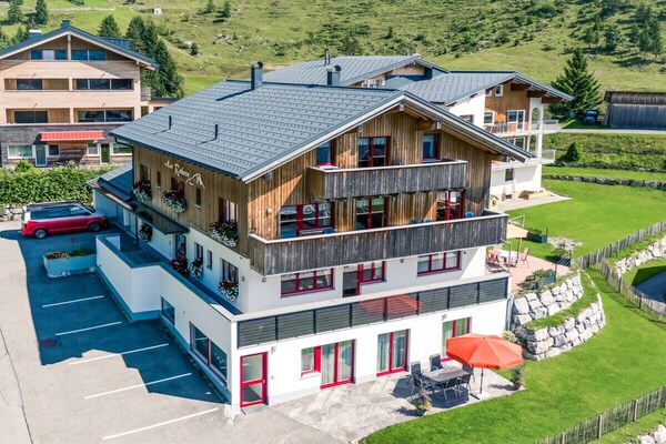Rustiek appartement voor 8 personen in Schröcken met terras en speelkamer - thumbnail 3