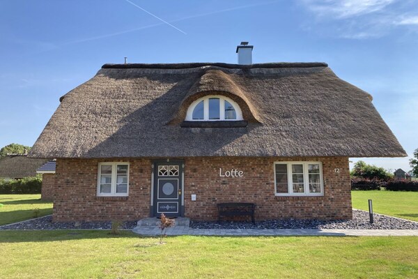 Rietgedekt vakantiehuis met sauna en grote tuin op Rügen voor 6 personen - thumbnail 1