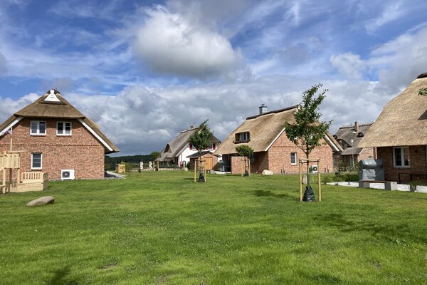 Rietgedekt vakantiehuis met sauna en grote tuin op Rügen voor 6 personen - thumbnail 2