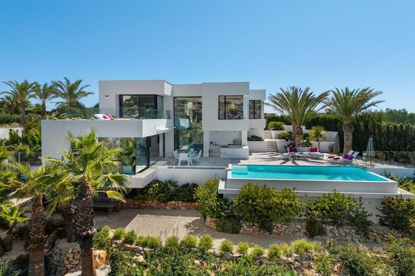 Luxe villa in Cumbre del Sol met overloopzwembad en zeezicht - thumbnail 1