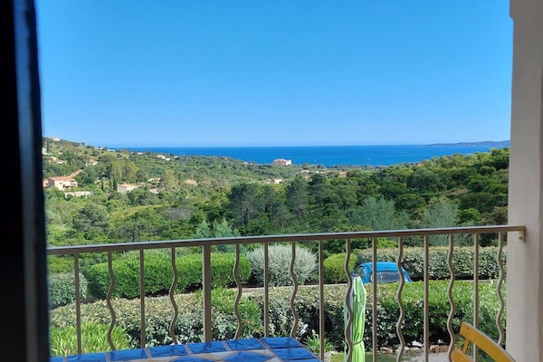 Zonnig appartement met panoramisch zeezicht en zwembad bij Les Issambres - thumbnail 1