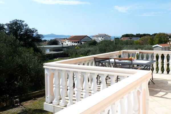 Ruim vakantiehuis in Bibinje met uitzicht op de Adriatische Zee - thumbnail 4